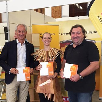 Obermeister Torsten Müller (re.) bedankte sich für die Unterstützung der 300-Jahr-Feier seiner Innung Karlsruhe. 