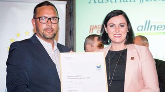 Hannes Obermair ha ricevuto il premio dal ministro federale Elisabeth Köstinger in rappresentanza della ADLER-Werk Lackfabrik. 