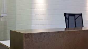 La reception dell'ufficio del notaio di Rastattatt è una vera e propria attrazione in bronzo. (Foto: hausgemacht ARCHITEKTEN)