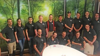 La squadra di Löw-Breidenbach davanti all'armadio con telaio in bronzo. (Fotohinweis: Löw Breidenbach)