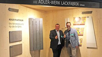 Team al completo: l'architetto supervisore ADLER Manfred Höfurthner e il direttore commerciale ADLER Daniel Pessererer davanti al loro stand ADLER presso l'ARCHITECT@WORK.