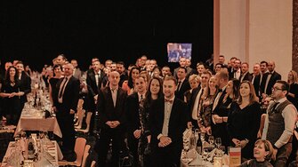 Ovazioni permanenti per il capo: Il team ADLER si è congratulato con Günther Berghofer per il suo anniversario.