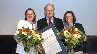 Günther Berghofer con le figlie Claudia (a sinistra) e Andrea (a destra) alla cerimonia di premiazione di ADLER come migliore azienda familiare del Tirolo 2004.