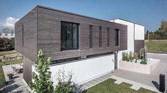 Architettura moderna in abito grigio: con il sistema ADLER Platinum System si ottiene facilmente il pre-ingrigimento desiderato. (Fotohinweis: atelier b architectes)