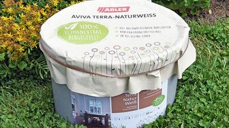 La pittura murale sostenibile ed ecologica Aviva Terra-Naturweiß viene prodotta a partire da materie prime rinnovabili.