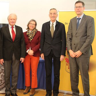 In attesa della futura collaborazione: Dean Hubert Huppertz, vicepresidente senior di ADLER Günther Berghofer, l'amministratore delegato Andrea Berghofer, il rettore Tilmann Märk e Albert Rössler, responsabile della ricerca e sviluppo di ADLER.
