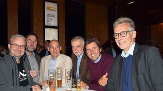 Reinhard Guem (2° da destra), responsabile dello sviluppo dell'industria del mobile