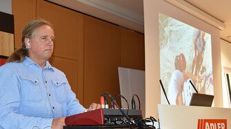 Lo scalatore cieco Andy Holzer durante la sua accattivante presentazione