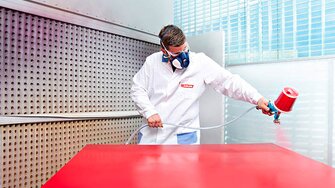 Con il nuovo ADLER Aqua-Nova Pro Spray i pittori professionisti potranno lavorare velocemente ed in maniera efficiente grazie all'applicazione a spruzzo. (Foto: ADLER)