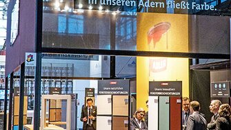 Lo stand ADLER, di nuova concezione, offriva ampio spazio per svariate campionature, dalle finestre e facciate alle superfici per mobili.