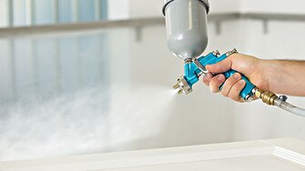 L'efficiente applicazione a spruzzo con ADLER Aqua-Nova Pro Spray consente di risparmiare tempo e denaro e di ottenere superfici perfette e uniformi su numerosi supporti. (Foto: ADLER)
