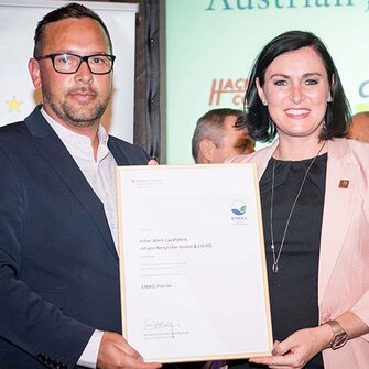 Hannes Obermair ha ricevuto il premio dal ministro federale Elisabeth Köstinger in rappresentanza della ADLER-Werk Lackfabrik. 