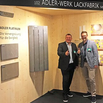 Team al completo: l'architetto supervisore ADLER Manfred Höfurthner e il direttore commerciale ADLER Daniel Pessererer davanti al loro stand ADLER presso l'ARCHITECT@WORK.