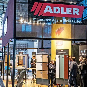 Lo stand ADLER, di nuova concezione, offriva ampio spazio per svariate campionature, dalle finestre e facciate alle superfici per mobili.