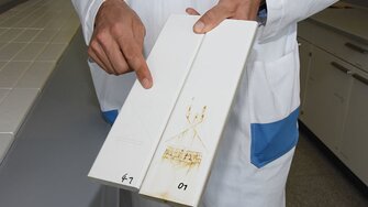 Il confronto mostra la differenza: con un rivestimento convenzionale (a destra), i graffi provocano enormi danni consequenziali, mentre Aquawood InterCare SH® (a sinistra) protegge la superficie in modo permanente (Fotocredit: ADLER)
