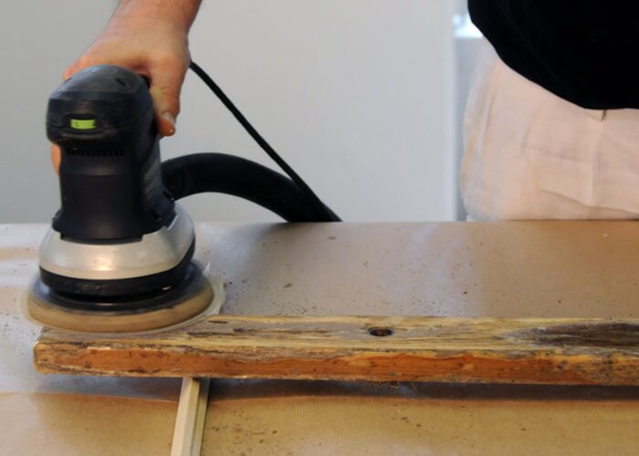 Passo 2: Carteggiare il legno