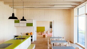 Stanze per il benessere: Il legno non trattato conferisce un carattere caldo e amichevole - qui nella Scuola Montessori di Neuötting. (Foto: Antje Hanebeck)