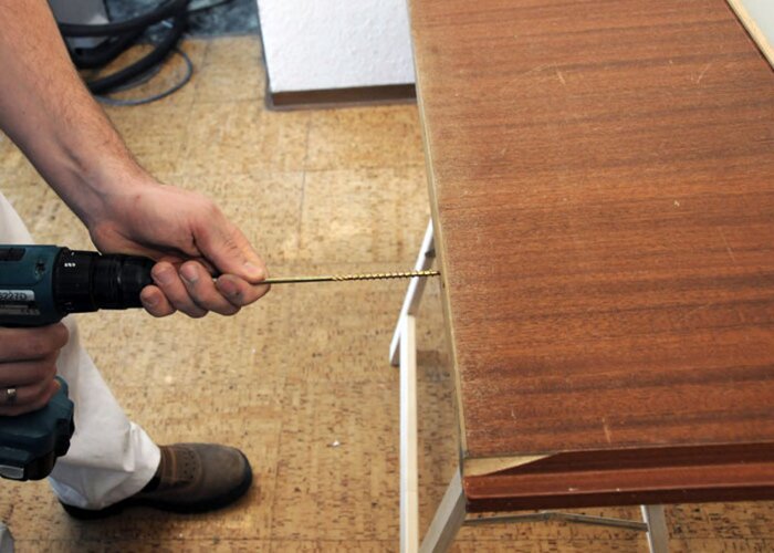 Consiglio pratico: Montare due grosse viti sul lato inferiore e superiore della porta. In questo modo sarà più facile girarla senza toccare lo smalto. 