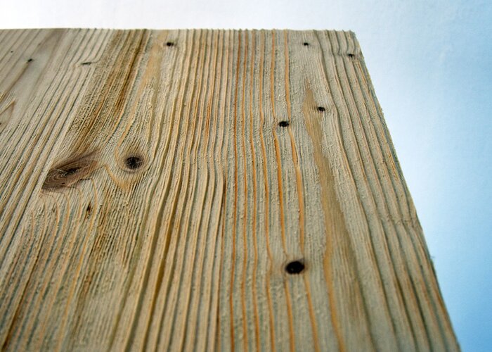 Più forte è la spazzolatura del legno, più marcato sarà l'effetto del colorante.