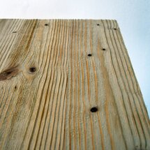 Più forte è la spazzolatura del legno, più marcato sarà l'effetto del colorante.