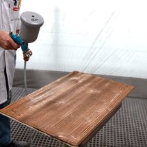 Con una vernice opaca per esterni, la superficie colorata viene verniciata due volte.