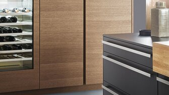 Il rovere si presenta in un elegante abito grigio– grazie al nuovo colorante Arova Aqua-Style Trend di ADLER. (Fotohinweis: LEICHT-Küchen)