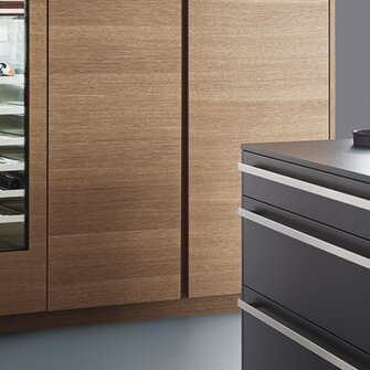 Il rovere si presenta in un elegante abito grigio– grazie al nuovo colorante Arova Aqua-Style Trend di ADLER. (Fotohinweis: LEICHT-Küchen)