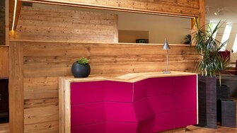 Con il colorante rustico di tendenza  Arova Aqua-Alpin Trend si donano accenti unici all’interno die soggiorni più moderni. (Fotohinweis: Tischlerei Lanser)