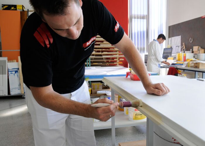 4. Prima mano di smalto