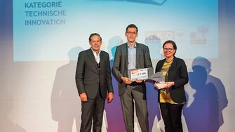 Claudia Berghofer portavoce di ADLER e il direttore del settore ricerca e sviluppo Dr. Albert Rössler ricevolo il premio di 7.500 Euro direttamente dal presidente della camera di commercio Jürgen Bodenseer.