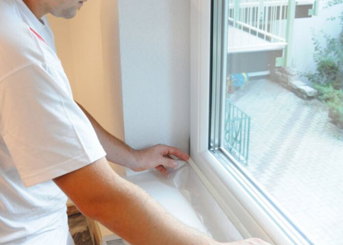 Preparazione: Proteggete con il nastro tutto ciò che è a portata di schizzo  (Prese, interruttori, termosifoni, finestre....)