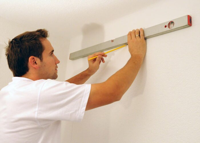 Cornice: creare la cornice con il nastro di carta seguendo una linea precedentemente segnata aiutandosi con una livella. 