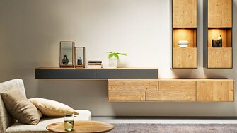Superfici con nodi o crepe e linee chiare sono la tendenza di quest'anno nella zona giorno. Il look ambrato è stato ottenuto con l'ausilio della colorazione Arova-Aqua Alpin Trend nel colore Sepp, i mobili sono stati poi trattati con Bluefin Smart. Fotohinweis: ANREI