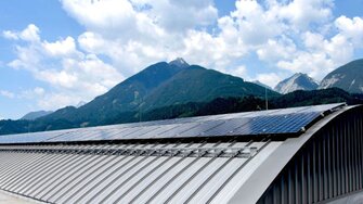 Il moderno impianto fotovoltaico che rifornisce il nuovo stabilimento di verniciatura ad acqua di ADLER di energia elettrica pulita.