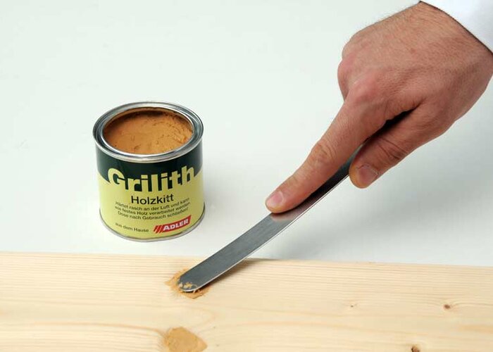 Passo 1: con l'aiuto di una spatola applicare lo stucco per legno all'interno del punto danneggiato.