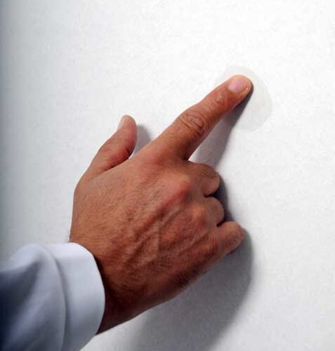 Ruotare con il dito bagnato sul muro. 