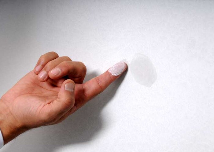 Se il dito è bianco, è molto probabilmente tempera a colla.