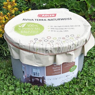 La vernice murale sostenibile ed ecologica Aviva Terra-Naturweiß  è formulata a partire da materie prime rinnovabili. (Foto: ADLER)