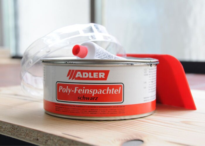 Prodotti utilizzati: ADLER Poly-Feinspachtel nero