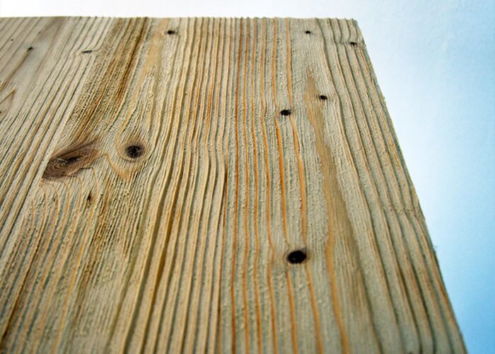 Più fortemente viene spazzolato il legno e più marcato sarà l’effetto finale.