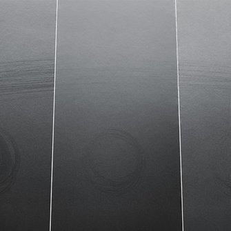 Il confronto: la superficie verniciata con Bluefin Pigmosoft (centro) mostra chiaramente minori segni lucidi dovuti all'uso rispetto alle altre vernici per mobili (de. e sin.).  | © ADLER