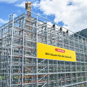Il primo scaffale alto 30 metri svetta già nei cieli di Schwaz.