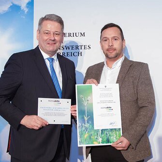 In rappresentanza di ADLER-Werk Lackfabrik, Hannes Obermair, capo del dipartimento per la protezione e la tutela dell'ambiente, ha ricevuto il premio dal ministro Andrä Rupprechter.  (Fotohinweis: BMLFUW / Jana Madzigon)