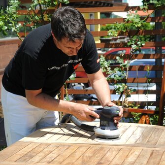 Passo 1: pretrattamento dei mobili da giardino