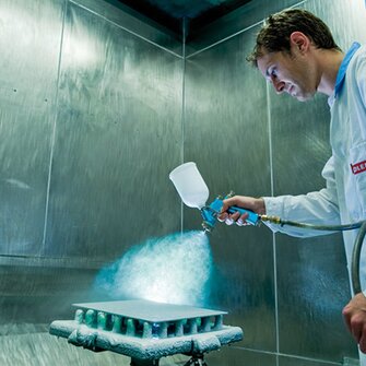 Una mano di vernice, carteggiatura e il gioco è fatto – la nuova vernice all'acqua Bluefin Smart di ADLER è il culmine dell'efficienza.
