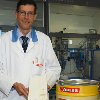Dr. Albert Rössler, direttore del reparto di Ricerca e Sviluppo presso ADLER-Werk Lackfabrik. 