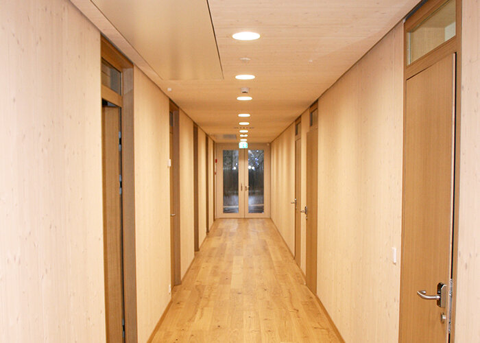 In ambiente interno verniciatura con Lignovit Interior UV 100 colorazione Großlockner / Foto: binderholz