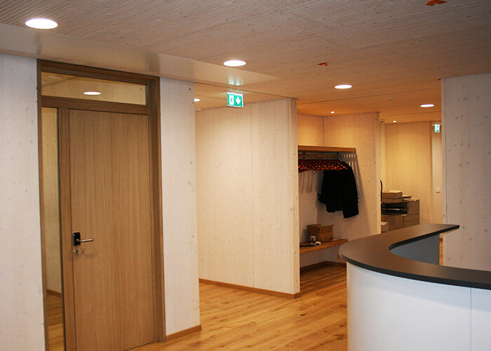 In ambiente interno verniciatura con Lignovit Interior UV 100 colorazione Großlockner / Foto: binderholz