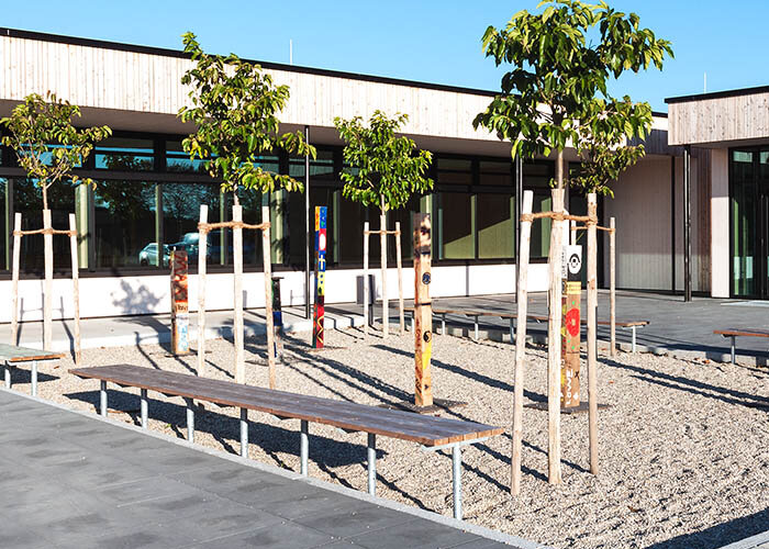 Gli infissi continui collegano la scuola con il parco giochi e l’area verde (Foto: Antje Hanebeck)