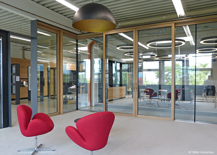 L'innovativa tecnologia delle finestre con un design superficiale di alta qualità mostra la costruzione Lift & Slide nel mondo delle finestre Timm. Foto: Timm Fensterbau